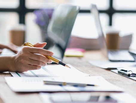 I Stock 2193704602 laptop aantekeningen